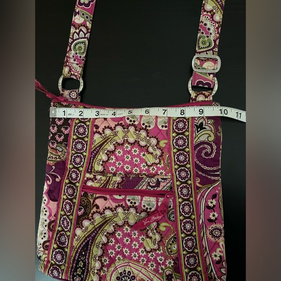 Vera Bradley hipster crossbody in very berry paisley. Adjustable strap - Picture 9 of 13